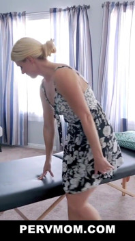 Hijastro cachondo le da a la hermosa madrastra India Summer un servicio completo