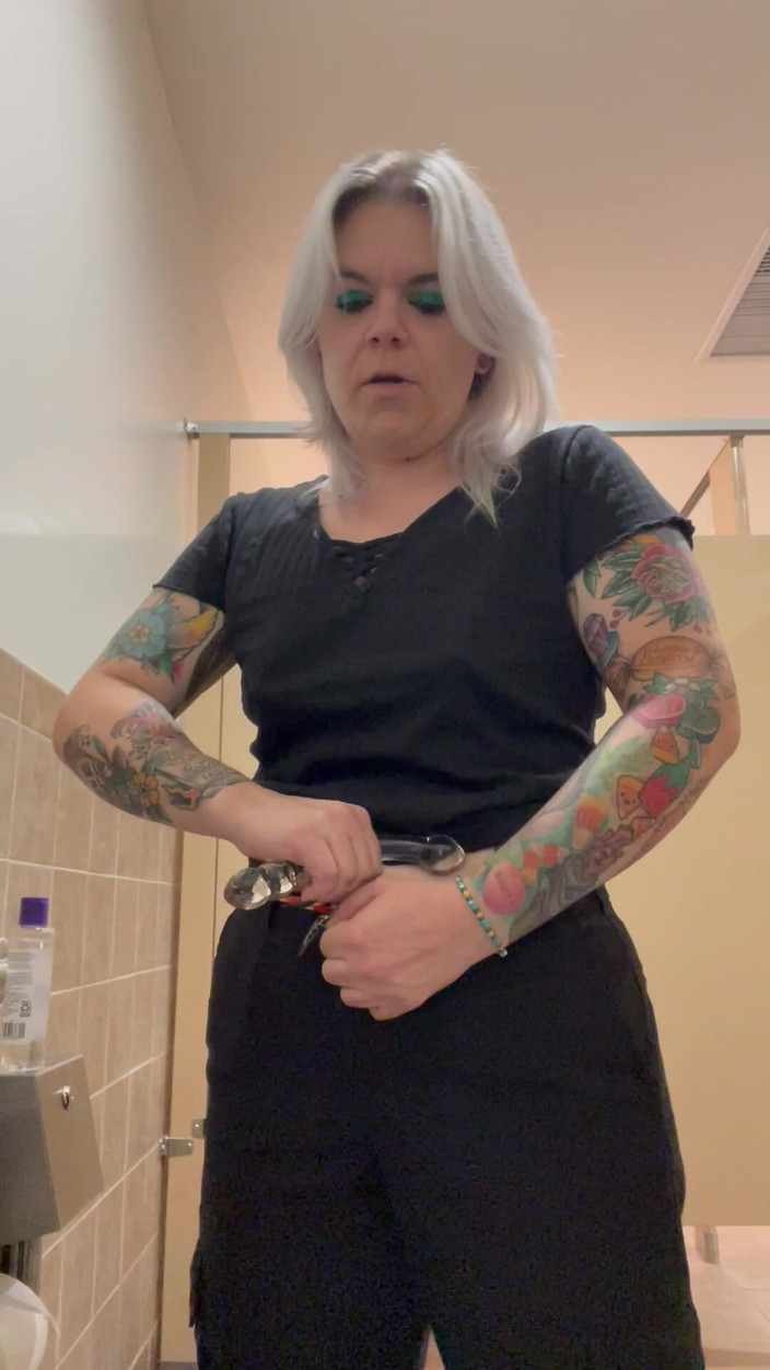 CherryBombBomb: Громадський туалет, гра в дупу