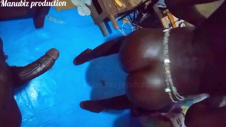 Manubiz: Het Romantisk mörkhyad Bubbla Stor för BBC Twerking Romantisk het...