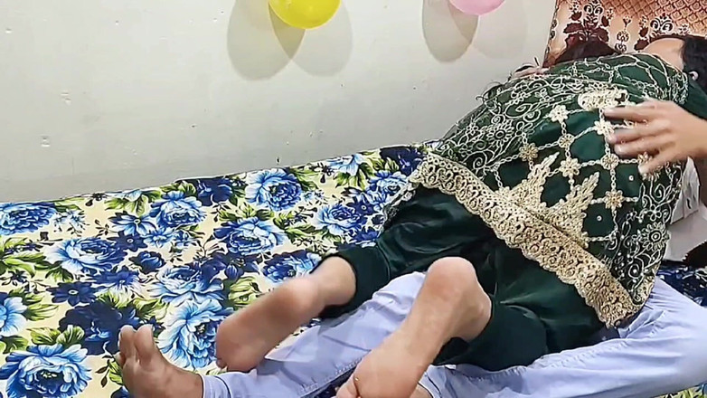Pakistani CoupleX: Индийская мачеха дези играет со своим пасыноком с большой задницей, мачеха хинди аудио