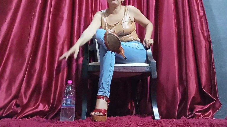 Queensofthefeet: 바지 위에 소변을 봐요