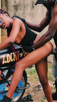 Biker kecil molek seksi Vera menggoda kote hitam besar bollock untuk berkongkek dalam perjalanan motosikal