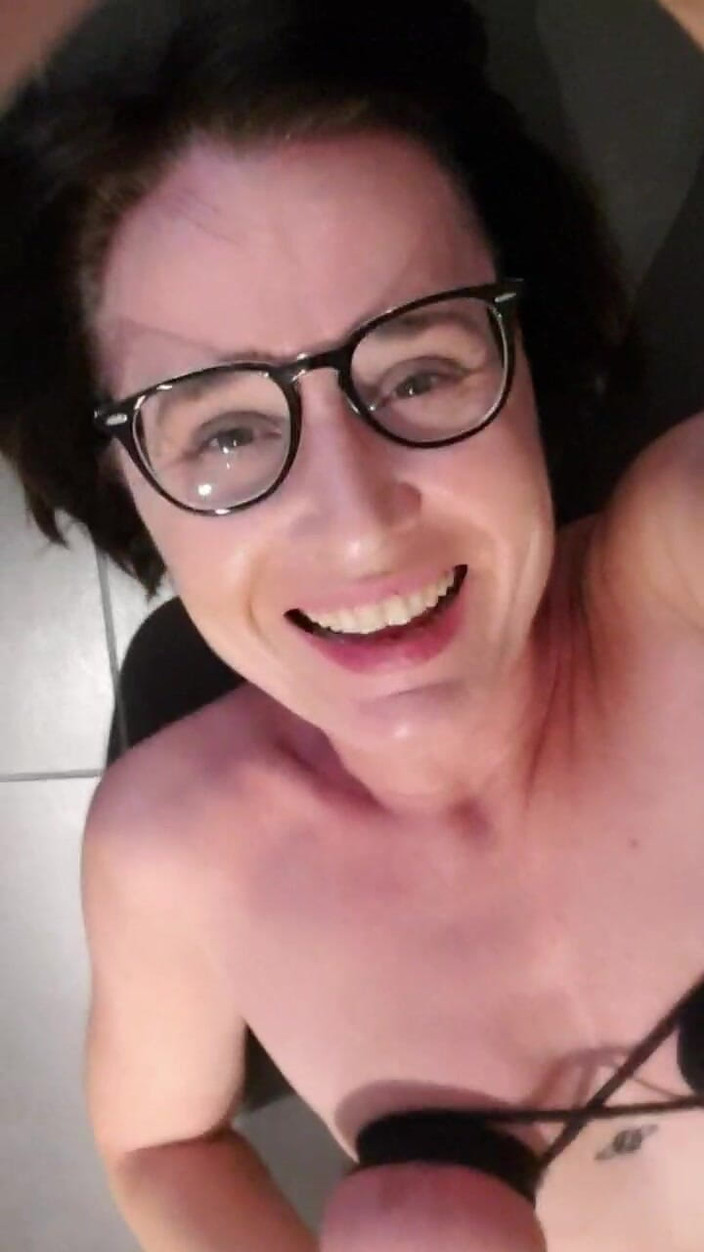 JulieEroticDress: Tante seksi dengan memek ekstremis lagi asik muncrat