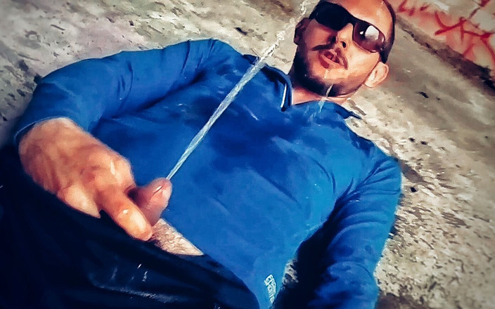 Aerostar: एक परित्यक्त इमारत में पागल मूतना और वीर्य निकालना 60fps