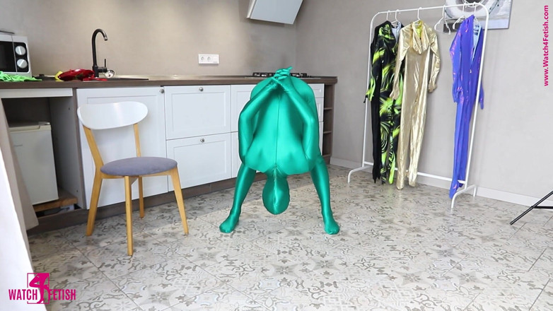 Gymnastic: Naked Contortion in Zentai