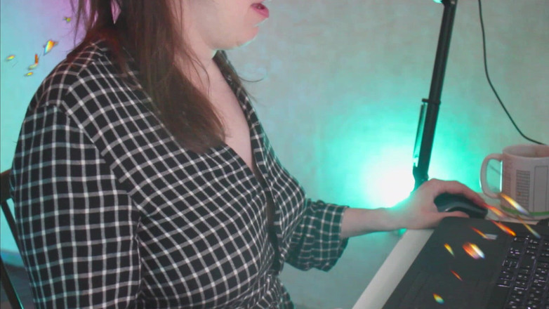 Hairypussyangel: Волосатая милфа пью много газированной воды, а потом я отрыжка, много отрыжки, потом писсинг в туалете