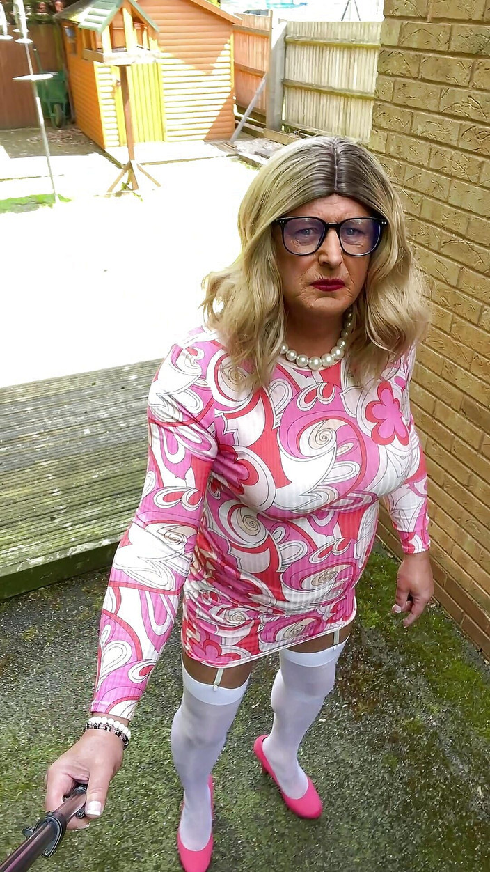 Kellycd2022: Amatérský crossdresser Kellycd2022 sexy milf znovu čůrá její kalhotky v sexy...