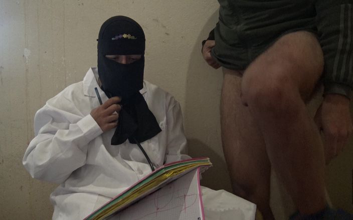 Souzan Halabi: Une doctoresse musulmane coquine fait une branlette à l’un de ses...