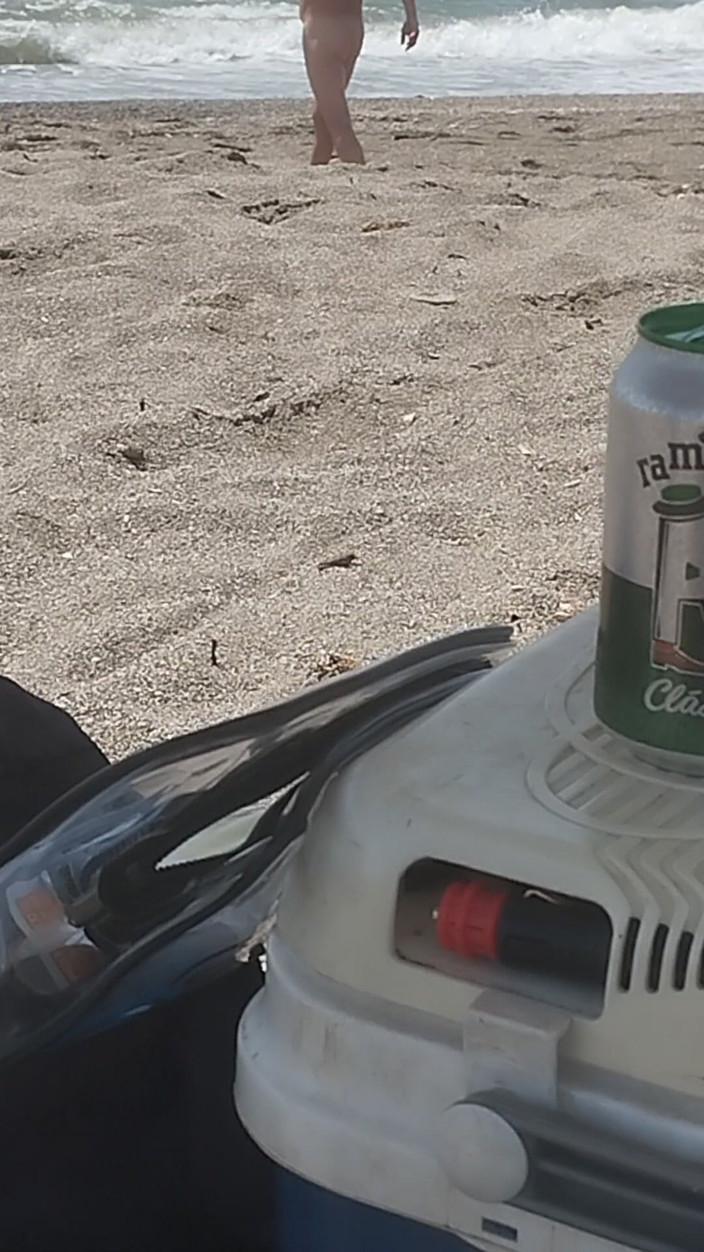 Morbosete000: Na praia, nu, aproveitando