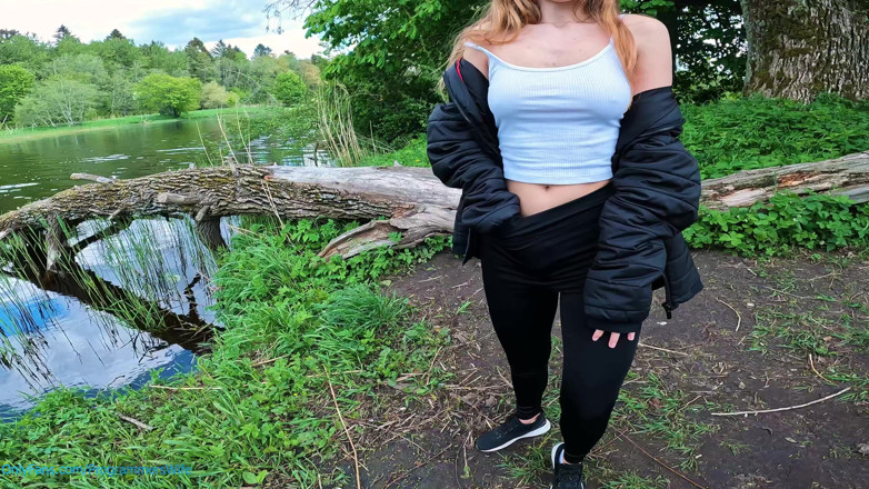 ProgrammersWife: Onanerar henne till orgasm vid floden - ProgrammerWife