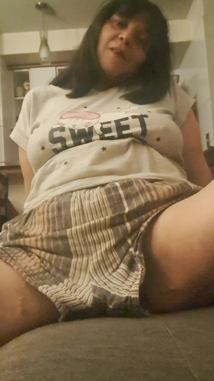 Mommy big hairy pussy: Mature MILF in Shorts, Showing Surprise