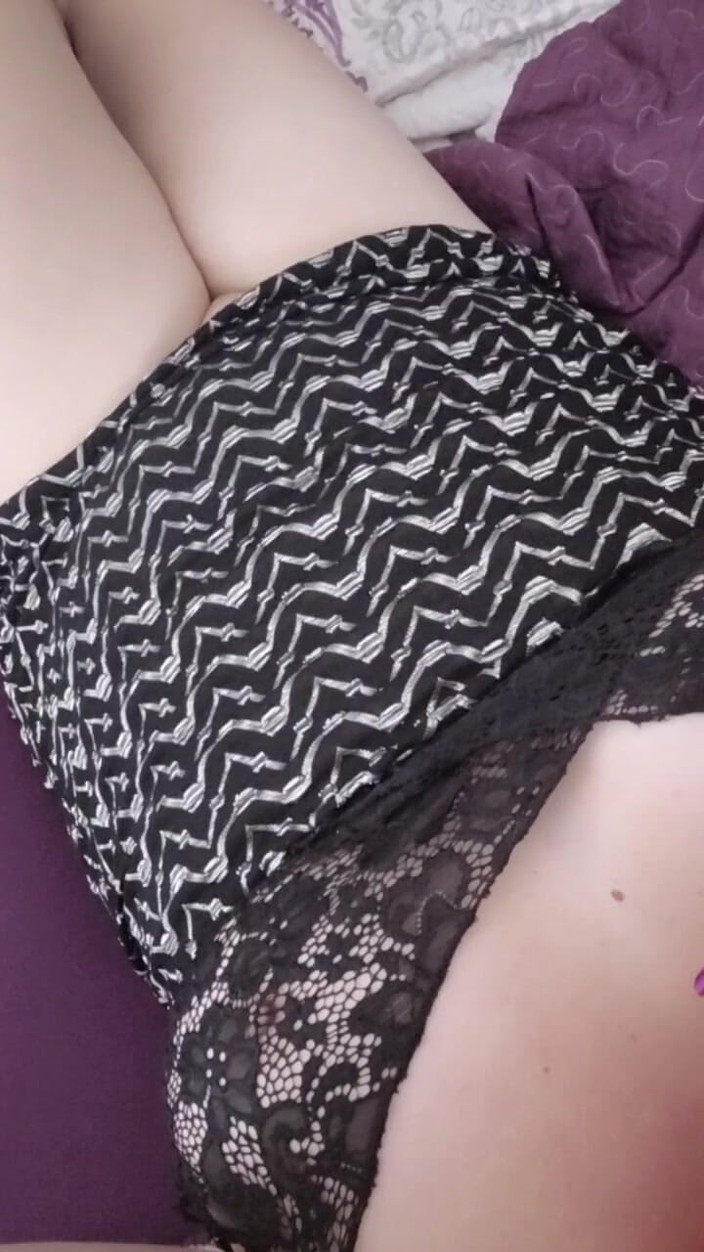 Dainty Deviant: हॉट सुडौल चोदने लायक मम्मी अनाम आदमी को अपने ब्लूटूथ रसीले खिंचाव को नियंत्रित करने देती है जब तक वह वीर्य नहीं छोड़ देती