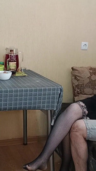 Rozvedená žena v domácnosti zve svého souseda na perverzní sexuální rande