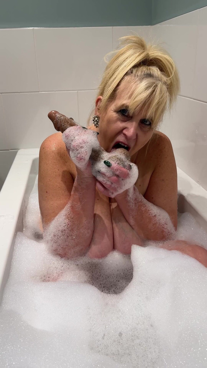 catherinecan69: Deine besten freunde, stiefmutter in der badewanne, möpse, muschi und...
