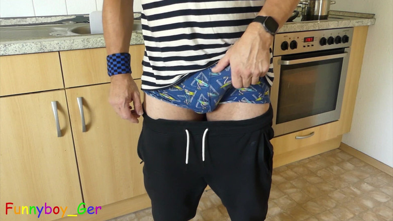 Funnyboy-Ger: En la cocina, masturbándose y corriéndose en un condón lleno...