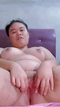 Gadis Asia suka masturbasi dan fingering memeknya sendirian