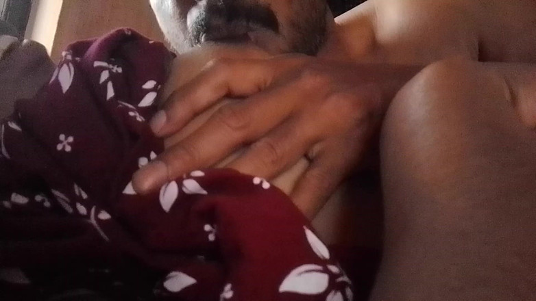 LEGSCOUPLE12: Delhi Malayali l'infermiera si fa succhiare e massaggiare le tette...