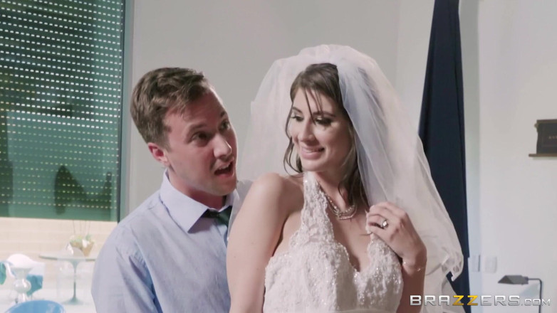 BRAZZERS: Brazzers - Каріна Вайт більш ніж рада, що продавець свердлить свою пизду у своїй весільній сукні