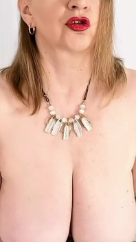 Enorme rijpe borsten in sexy lingerie en hete masturbatie