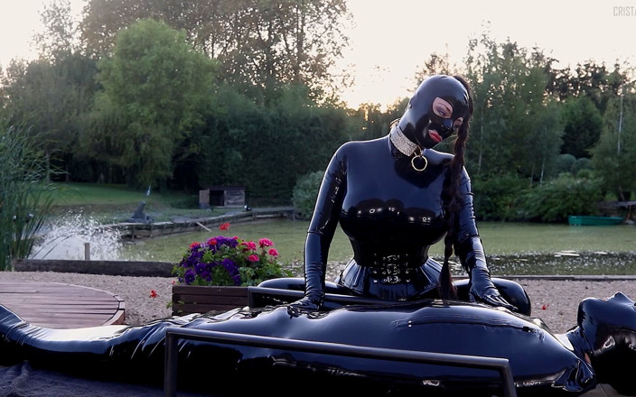 Cristal Kinky: Гумова лялька, член дражнить гумову зв'язану рабиню на відкритому повітрі