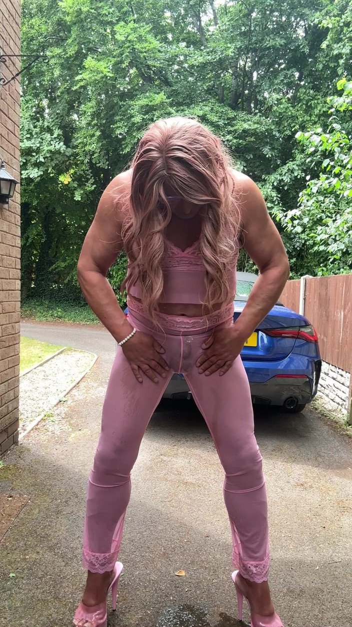 Kellycd2022: セクシーな女装家ケリード2022ピンクの衣装とヒール