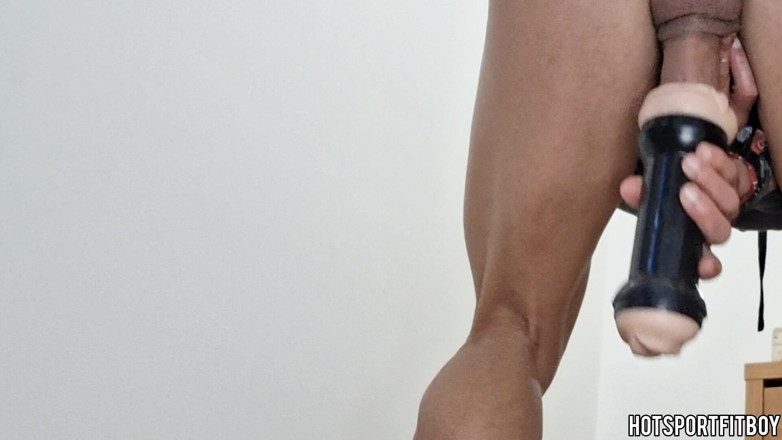 Hotsportfitboy: Riskabelt Fleshlight knullar hemma hos en vän - Stor hård kuk...