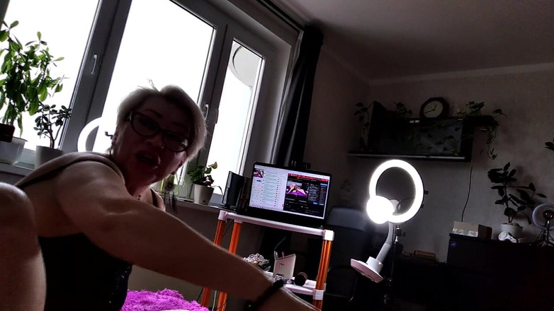 AimeeParadise: सेक्स में मुख्य बात प्यार है! परिपक्व जीवन साथी प्यार से और मजाक मजाक में चोदते हैं!