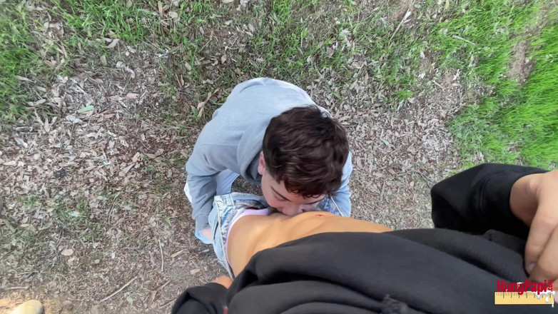 Hung Papi: Menghisap batang besar yang belum dipotong menelan