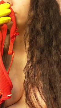 Adik tiri india yang lagi hamil besar mengendus celana dalam merahnya dan bersin di atasnya, yang bikin dia sange dan masturbasi gara-gara ini.