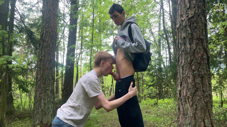 Matty And Aiden: 야외 오럴을 할 때 거의 잡힌 십대 트윈크 Matty 그리고 Aiden