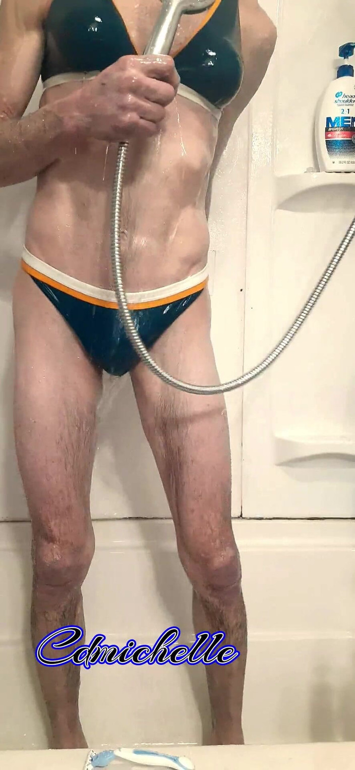 Crossdressers Cd Michelle wearing sexy lingerie: Crossdresser Cdmichell ubrany w niebieski dwuczęściowy strój kąpielowy