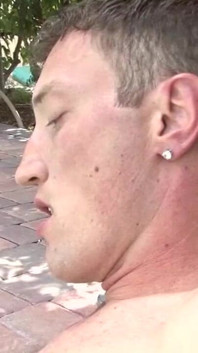 Prietene tinere sexy sug pula în piscină