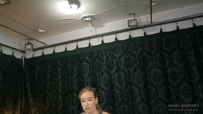 Cruel Anettes fetish world: Schiacciamento di un oggetto a piedi nudi