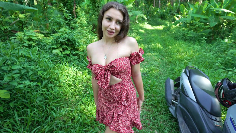 Kriss Kiss: Yabancıyla motosiklete ilk kez biniyor ve ormanda sert sikişiyor