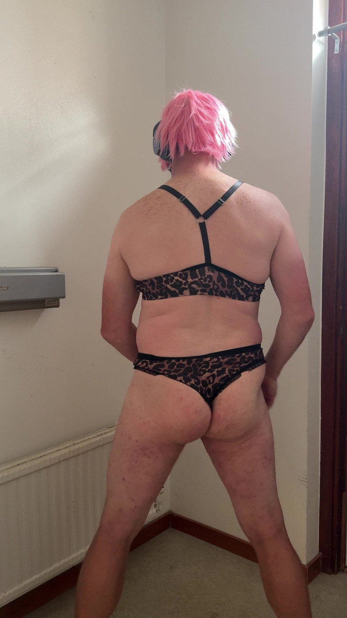 Julia Trans: Повія в рожевому грає і мастурбує, поки не кінчить