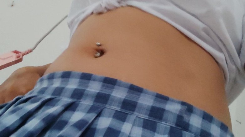 NEGRITA SEXY: O studentă frumoasă matură își arată inelul de buric și fusta scurtă