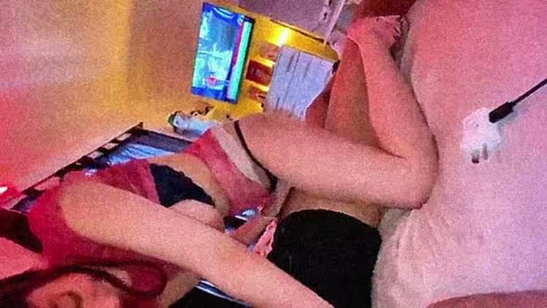 El jefe 2750: Piękna, biustna nastolatka z idealnym ciałem i dużymi piersiami, mocno...