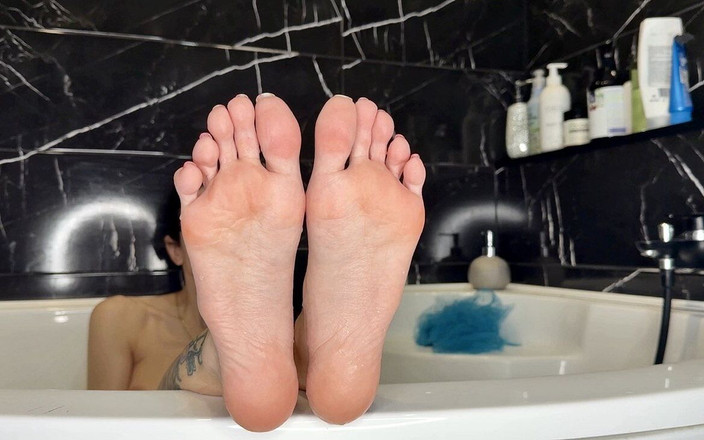Julia domaina: 我在浴缸里的柔软脚底，长脚趾裸露的脚，湿透的皱纹脚底