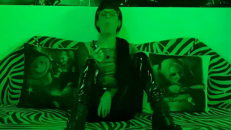 Beth Kinky: Kouřící paní na kameře