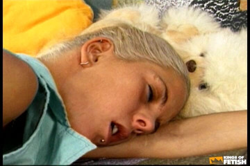 Kings Of Fetish: Chica traviesa se masturba en la cama antes de ser...