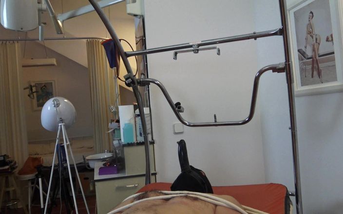 Femdom Austria: Ro stick trong khi tôi làm nhục anh ấy bằng lời...