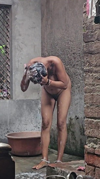 Indisches desi-dorf schönes mädchen beim baden