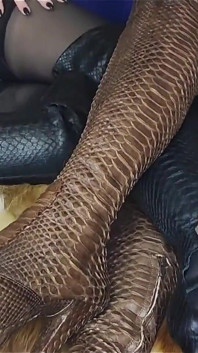 Dvě nádherné dívky zkouší drahé luxusní kožichy a značkové kožené boty Python