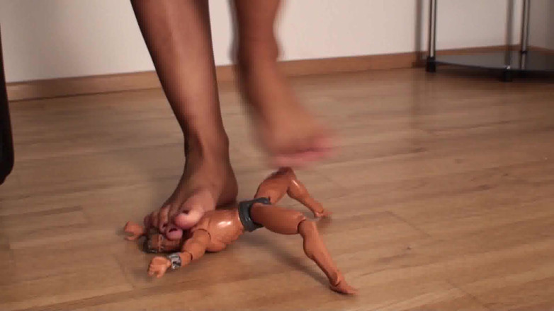 Foot Girls: 장난감을 짓밟는 란제리를 입은 금발 미녀