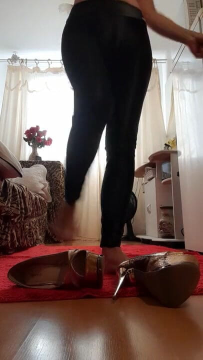 Stefany karoliny: Stefany karoliny, dengan celana kaki cerah yang mengkilap sehingga kamu...