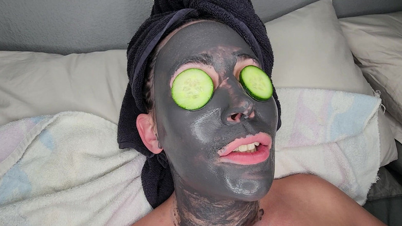 domslutfucker: Mollige titels-schlampe verwöhnt und befriedigt sich gleichzeitig