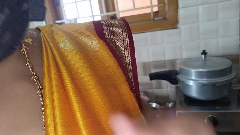 Pushpa porn: Suri rumah dengan adik tiri berkongkek di dapur