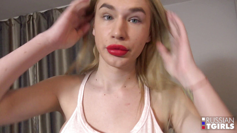 Russian Tgirls: Russische t-meid Alice Hilton komt klaar