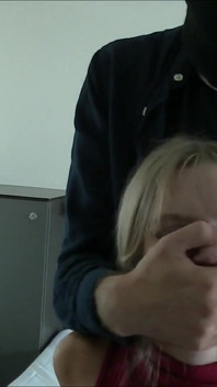 Incappucciato, imbavagliato e gemendo: mi ha registrato in bocca un paio di mutandine bbw!!