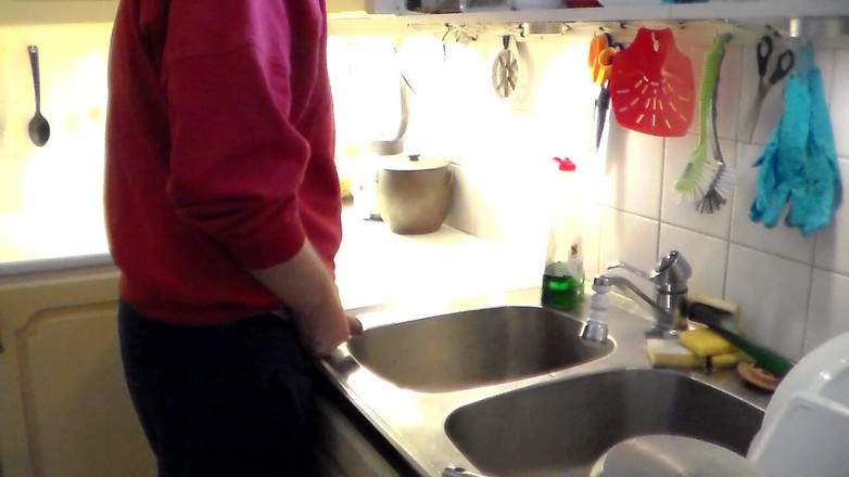 Sex hub male: John se pișă în chiuveta din bucătărie